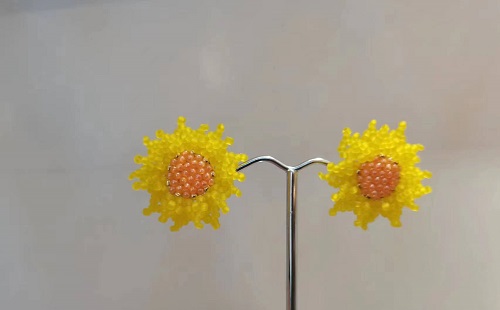 10月20日，外發(fā)手工活接單平臺(tái)，手工活兼職副業(yè)創(chuàng)業(yè)，做手工傳承官，在手工之家，純手工產(chǎn)品精美精致、安全環(huán)保，圖為串珠米珠繡純手工產(chǎn)品剪影