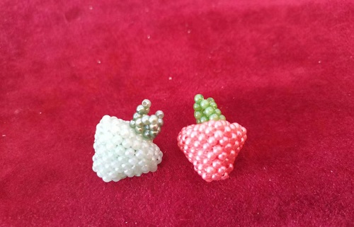 10月21日，在家里就能賺錢的工作，居家手工創(chuàng)業(yè)做手工傳承官，拿回家做的手工，手工之家讓純手工產(chǎn)品更有市場(chǎng)，圖為串珠米珠繡純手工產(chǎn)品剪影