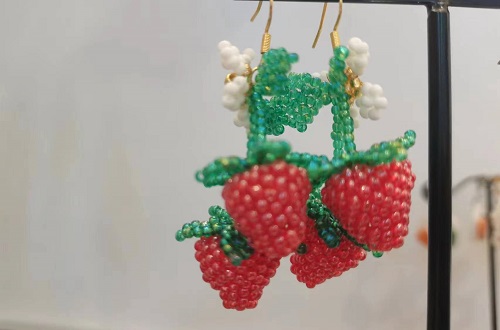 10月21日，在家里就能賺錢的工作，居家手工創(chuàng)業(yè)做手工傳承官，拿回家做的手工，手工之家讓純手工產(chǎn)品更有市場(chǎng)，圖為串珠米珠繡純手工產(chǎn)品剪影