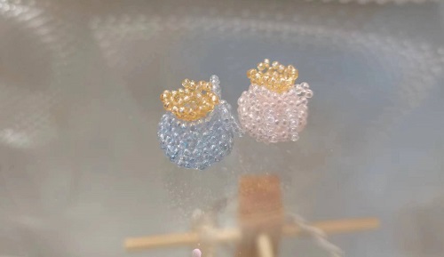 10月22日，手工活外發(fā)加工正規(guī)的廠家，微創(chuàng)業(yè)做手工傳承官，開手工加工廠，大家與手工之家始終是平等、共贏的關(guān)系，圖為串珠米珠繡純手工產(chǎn)品剪影