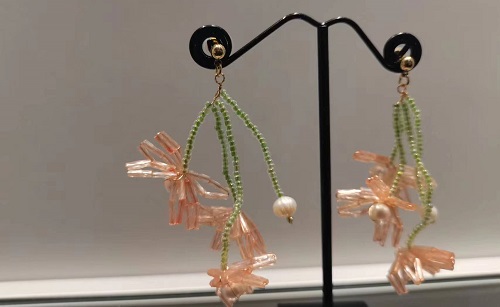 10月23日，在家做的手工小成本創(chuàng)業(yè)項目，手工兼職創(chuàng)業(yè)的正規(guī)網(wǎng)站，開飾品加工廠，做手工傳承官，在手工之家，重視與每一位人員的合作，圖為串珠米珠繡純手工產(chǎn)品剪影