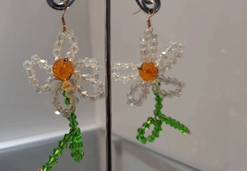 10月23日，在家做的手工小成本創(chuàng)業(yè)項目，手工兼職創(chuàng)業(yè)的正規(guī)網(wǎng)站，開飾品加工廠，做手工傳承官，在手工之家，重視與每一位人員的合作，圖為串珠米珠繡純手工產(chǎn)品剪影