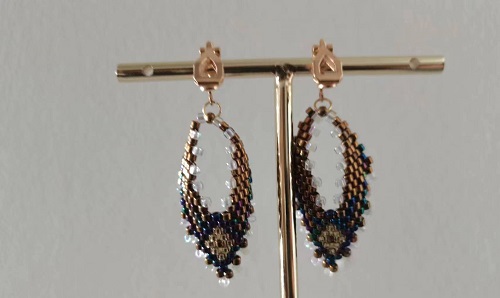 10月23日，在家做的手工小成本創(chuàng)業(yè)項目，手工兼職創(chuàng)業(yè)的正規(guī)網(wǎng)站，開飾品加工廠，做手工傳承官，在手工之家，重視與每一位人員的合作，圖為串珠米珠繡純手工產(chǎn)品剪影