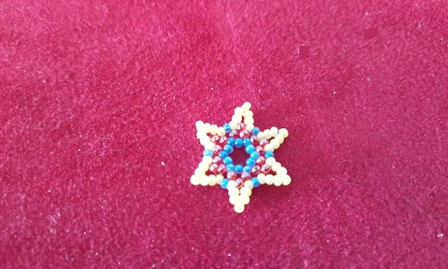 10月24日，手工活外發(fā)加工正規(guī)廠家直接發(fā)貨，開(kāi)手工加工廠創(chuàng)業(yè)好選擇，微創(chuàng)業(yè)做手工傳承官，手工之家的純手工有優(yōu)勢(shì)，圖為飾品類串珠手工產(chǎn)品剪影