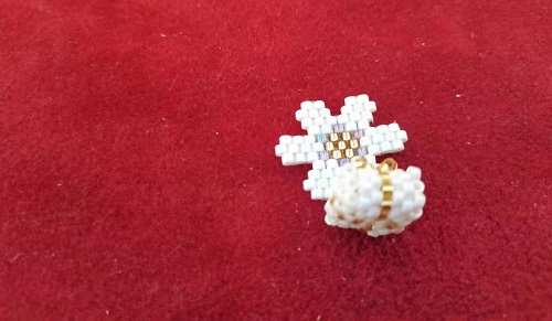 10月24日，手工活外發(fā)加工正規(guī)廠家直接發(fā)貨，開(kāi)手工加工廠創(chuàng)業(yè)好選擇，微創(chuàng)業(yè)做手工傳承官，手工之家的純手工有優(yōu)勢(shì)，圖為飾品類串珠手工產(chǎn)品剪影