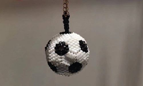 10月25日，在家怎么接手工活掙錢，在家做兼職的正規(guī)平臺(tái)，微創(chuàng)業(yè)做手工傳承官，在手工之家，立足市場來創(chuàng)新讓純手工事業(yè)發(fā)展更好，圖為串珠米珠繡純手工產(chǎn)品剪影