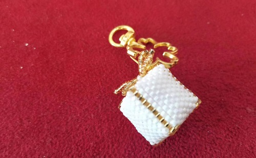 10月25日，在家怎么接手工活掙錢，在家做兼職的正規(guī)平臺(tái)，微創(chuàng)業(yè)做手工傳承官，在手工之家，立足市場來創(chuàng)新讓純手工事業(yè)發(fā)展更好，圖為串珠米珠繡純手工產(chǎn)品剪影