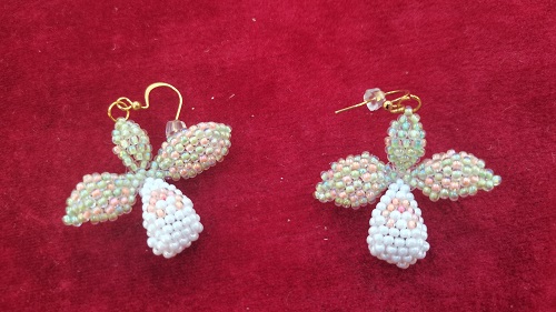 10月27日，兼職手工活可以帶回家做，在家里開手工加工廠掙錢，輕資產(chǎn)創(chuàng)業(yè)做手工傳承官，在手工之家，大家有錢掙、有保障，圖為串珠米珠繡純手工產(chǎn)品剪影