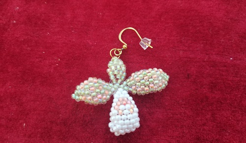 10月27日，兼職手工活可以帶回家做，在家里開手工加工廠掙錢，輕資產(chǎn)創(chuàng)業(yè)做手工傳承官，在手工之家，大家有錢掙、有保障，圖為串珠米珠繡純手工產(chǎn)品剪影