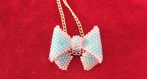 10月29日，在家做的手工活正規(guī)平臺，在家可以做的兼職工作，居家開飾品加工廠，微創(chuàng)業(yè)做手工傳承官，與手工之家合作，平等共贏，相互成就，圖為串珠米珠繡手工產(chǎn)品剪影