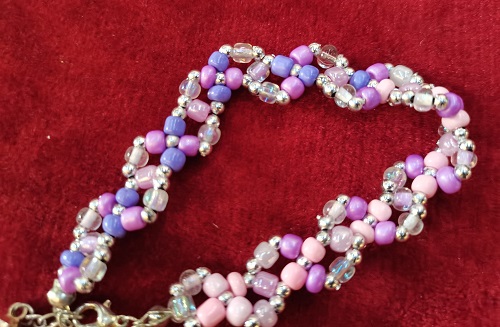 10月28日，正規(guī)手工活接單平臺(tái)，居家創(chuàng)業(yè)開(kāi)手工加工廠，微創(chuàng)業(yè)做手工傳承官，在手工之家，勤奮努力、踏實(shí)去做就有好收入，圖為串珠米珠繡純手工產(chǎn)品剪影