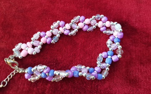 10月28日，正規(guī)手工活接單平臺(tái)，居家創(chuàng)業(yè)開(kāi)手工加工廠，微創(chuàng)業(yè)做手工傳承官，在手工之家，勤奮努力、踏實(shí)去做就有好收入，圖為串珠米珠繡純手工產(chǎn)品剪影