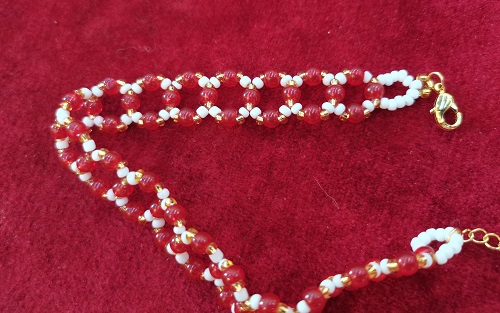 10月30日，靠譜手工兼職平臺，在家兼職創(chuàng)業(yè)的正規(guī)手工，微創(chuàng)業(yè)做手工傳承官，與手工之家合作，利用好時間就是在努力，圖為串珠米珠繡純手工產(chǎn)品剪影