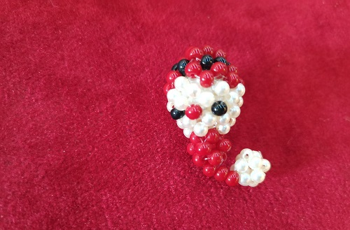 10月31日，在家能做的兼職，正規(guī)掙錢的副業(yè)創(chuàng)業(yè)項目，輕資產創(chuàng)業(yè)做手工傳承官，在手工之家，收入好因為大家都在辛勤付出，圖為串珠米珠繡純手工產品剪影