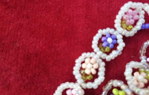 11月1日，外發(fā)手工活正規(guī)平臺，兼職手工在家可做，小成本創(chuàng)業(yè)做手工傳承官，與手工之家合作長久穩(wěn)定、融洽，圖為串珠米珠繡純手工產(chǎn)品剪影