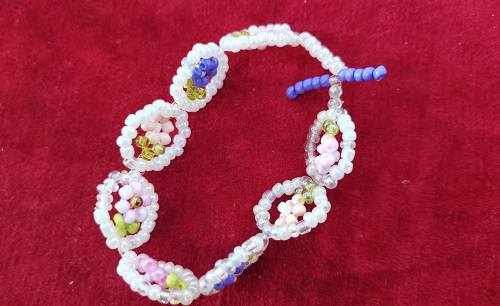 11月1日，外發(fā)手工活正規(guī)平臺，兼職手工在家可做，小成本創(chuàng)業(yè)做手工傳承官，與手工之家合作長久穩(wěn)定、融洽，圖為串珠米珠繡純手工產(chǎn)品剪影