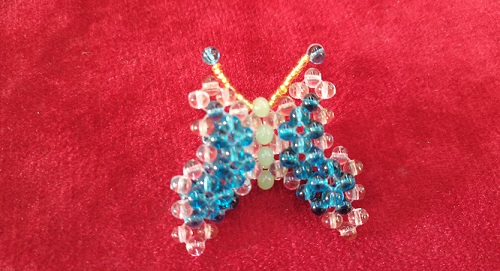 11月3日，兼職手工活可以帶回家做的，居家靈活就業(yè)副業(yè)創(chuàng)業(yè)，低成本創(chuàng)業(yè)做手工傳承官，在手工之家，創(chuàng)新讓合作人員收入更好，圖為串珠米珠繡純手工產(chǎn)品剪影