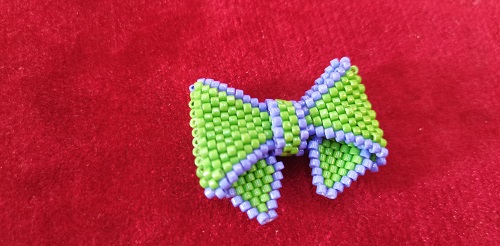 11月3日，兼職手工活可以帶回家做的，居家靈活就業(yè)副業(yè)創(chuàng)業(yè)，低成本創(chuàng)業(yè)做手工傳承官，在手工之家，創(chuàng)新讓合作人員收入更好，圖為串珠米珠繡純手工產(chǎn)品剪影