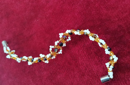 11月4日，在家兼職手工創(chuàng)業(yè)，靈活自由副業(yè)創(chuàng)業(yè)，輕資產創(chuàng)業(yè)做手工傳承官，做好服務是手工之家與合作人員良好合作的基礎，圖為串珠米珠繡純手工產品剪影