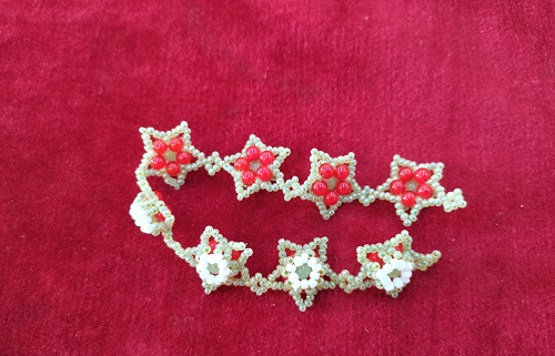 11月5日，附近有沒有兼職手工活，在家做的手工創(chuàng)業(yè)項目，微創(chuàng)業(yè)開手工加工廠，做手工傳承官，在手工之家，平臺可靠、產(chǎn)品精美、服務貼心，圖為串珠米珠繡純手工產(chǎn)品剪影