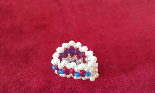 11月8日，在家做的手工活正規(guī)平臺，居家專兼職的好副業(yè)創(chuàng)業(yè)項目，微創(chuàng)業(yè)做手工傳承官，在手工之家，要掙錢就是去執(zhí)行、去行動，圖為串珠米珠繡純手工產(chǎn)品剪影