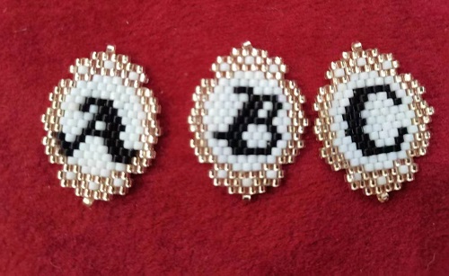 11月9日，在家兼職手工活，帶回家做的手工創(chuàng)業(yè)項(xiàng)目，微創(chuàng)業(yè)做手工傳承官，手工之家的純手工事業(yè)滿足大家對(duì)在家掙錢的要求，圖為串珠米珠繡純手工產(chǎn)品剪影