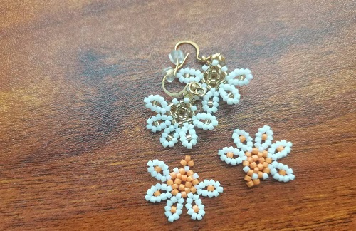 11月10日，手工活拿回家做，靈活就業(yè)手工創(chuàng)業(yè)居家掙錢，微創(chuàng)業(yè)做手工傳承官，與手工之家合作，手工加工等業(yè)務(wù)好做又掙錢，圖為串珠米珠繡純手工產(chǎn)品剪影