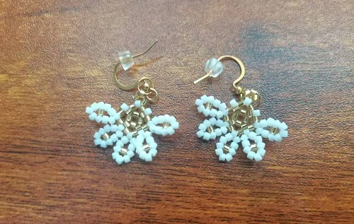 11月10日，手工活拿回家做，靈活就業(yè)手工創(chuàng)業(yè)居家掙錢，微創(chuàng)業(yè)做手工傳承官，與手工之家合作，手工加工等業(yè)務(wù)好做又掙錢，圖為串珠米珠繡純手工產(chǎn)品剪影