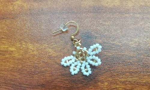 11月10日，手工活拿回家做，靈活就業(yè)手工創(chuàng)業(yè)居家掙錢，微創(chuàng)業(yè)做手工傳承官，與手工之家合作，手工加工等業(yè)務(wù)好做又掙錢，圖為串珠米珠繡純手工產(chǎn)品剪影