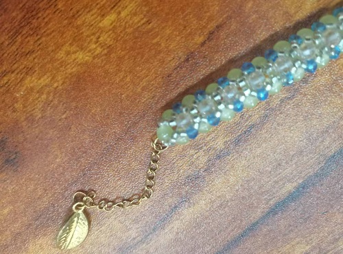 11月13日，可在家做的兼職手工活，在家做手工掙錢，低成本創(chuàng)業(yè)做手工傳承官，在手工之家服務(wù)貼心，收入好，圖為串珠米珠繡純手工產(chǎn)品剪影