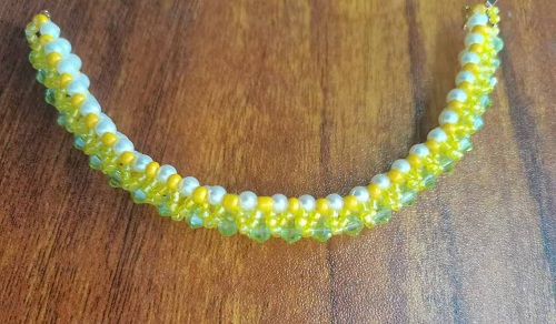 11月13日，可在家做的兼職手工活，在家做手工掙錢，低成本創(chuàng)業(yè)做手工傳承官，在手工之家服務(wù)貼心，收入好，圖為串珠米珠繡純手工產(chǎn)品剪影