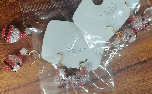 11月14日，外發(fā)手工領(lǐng)回家做，靈活副業(yè)創(chuàng)業(yè)，低成本做手工傳承官，在手工之家，選擇怎樣的合作，大家說了算，圖為串珠純米珠繡純手工產(chǎn)品剪影