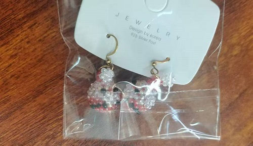 11月14日，外發(fā)手工領(lǐng)回家做，靈活副業(yè)創(chuàng)業(yè)，低成本做手工傳承官，在手工之家，選擇怎樣的合作，大家說了算，圖為串珠純米珠繡純手工產(chǎn)品剪影