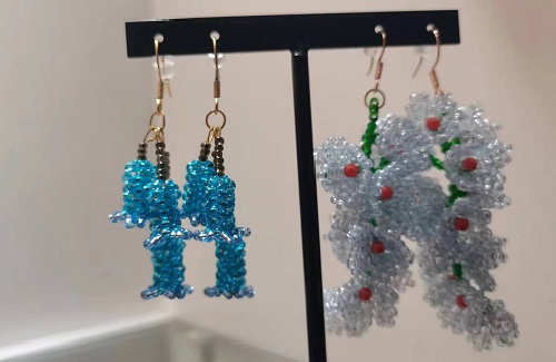 11月15日，手工活拿回家做在哪里找，居家副業(yè)創(chuàng)業(yè)，微創(chuàng)業(yè)做手工傳承官，在手工之家，純手工讓大家一年四季有錢(qián)掙，圖為串珠米珠繡手工產(chǎn)品材料剪影