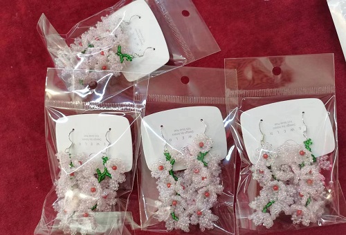 11月15日，手工活拿回家做在哪里找，居家副業(yè)創(chuàng)業(yè)，微創(chuàng)業(yè)做手工傳承官，在手工之家，純手工讓大家一年四季有錢(qián)掙，圖為串珠米珠繡手工產(chǎn)品材料剪影