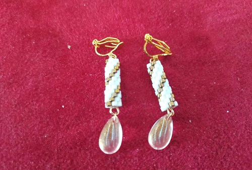 11月15日，手工活拿回家做在哪里找，居家副業(yè)創(chuàng)業(yè)，微創(chuàng)業(yè)做手工傳承官，在手工之家，純手工讓大家一年四季有錢(qián)掙，圖為串珠米珠繡手工產(chǎn)品材料剪影