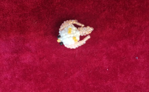 11月16日，手工活外發(fā)加工可靠嗎？純手工靈活就業(yè)創(chuàng)業(yè)，微創(chuàng)業(yè)做手工傳承官，在手工之家，自由選擇、靈活掙錢，圖為串珠米珠繡純手工產(chǎn)品剪影