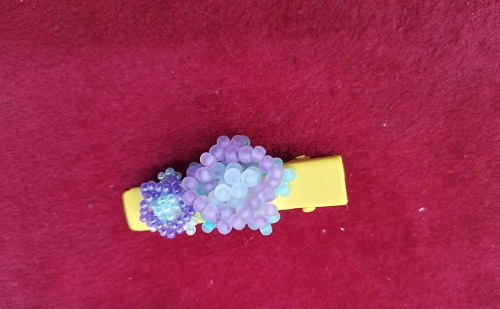 圖為串珠米珠繡純手工產(chǎn)品剪影 圖為串珠米珠繡純手工產(chǎn)品剪影