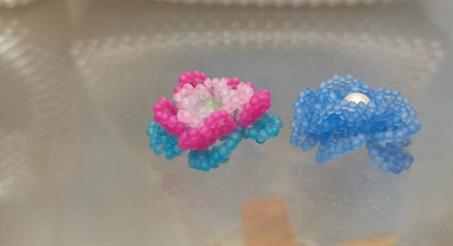 11月18日，手工活兼職招聘信息，正規(guī)可靠的手工創(chuàng)業(yè)項目，低成本創(chuàng)業(yè)做手工傳承官，與手工之家合作，大家相互協(xié)作、共贏共長，圖為串珠米珠繡純手工產(chǎn)品剪影