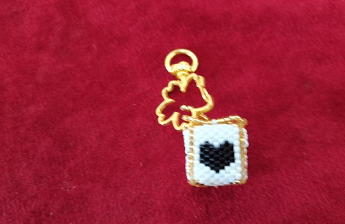 11月22日，手工活外發(fā)加工正規(guī)廠家，純手工加工，輕資產(chǎn)創(chuàng)業(yè)做手工傳承官，在手工之家，合作完善、有保障，圖為串珠米珠繡純手工產(chǎn)品剪影