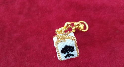 11月22日，手工活外發(fā)加工正規(guī)廠家，純手工加工，輕資產(chǎn)創(chuàng)業(yè)做手工傳承官，在手工之家，合作完善、有保障，圖為串珠米珠繡純手工產(chǎn)品剪影