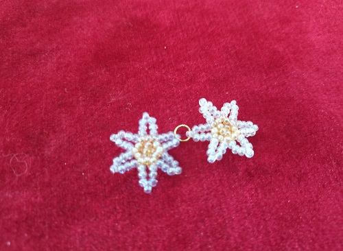 11月23日，寶媽手工活兼職創(chuàng)業(yè)，正規(guī)手工接單平臺(tái)，小成本創(chuàng)業(yè)做手工傳承官，在手工之家，做到這幾點(diǎn)更掙錢(qián)，圖為串珠米珠繡純手工產(chǎn)品剪影