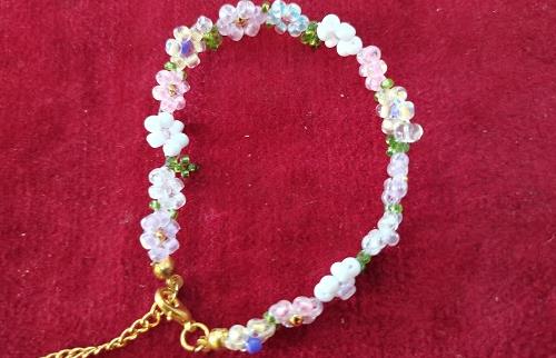 11月24日，在家做的手工活正規(guī)平臺，拿回家做的手工創(chuàng)業(yè)項目，微創(chuàng)業(yè)做手工傳承官，手工之家有更多機遇，更多選擇，圖為串珠米珠繡純手工產(chǎn)品剪影