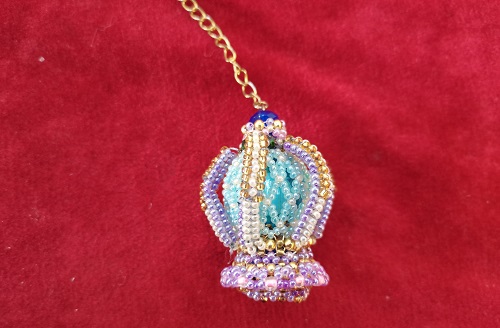 11月25日，手工活外發(fā)加工可靠嗎？靈活就業(yè)自由創(chuàng)業(yè)好手工，小成本創(chuàng)業(yè)做手工傳承官，與手工之家合作，真誠讓大家長期合作，圖為串珠米珠繡純手工產(chǎn)品剪影