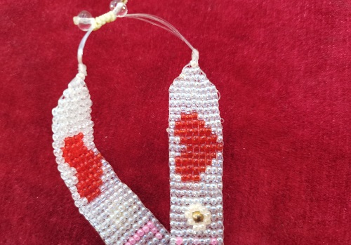 11月26日，外發(fā)手工活正規(guī)平臺，純手工創(chuàng)業(yè)項(xiàng)目，輕資產(chǎn)創(chuàng)業(yè)做手工傳承官，在手工之家，各方面一直在創(chuàng)新，圖為串珠米珠繡純手工產(chǎn)品剪影