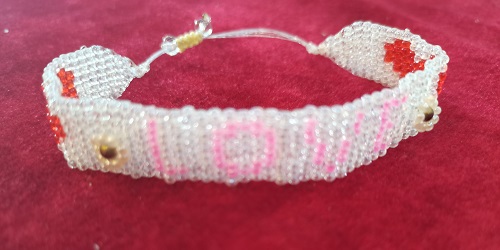 11月26日，外發(fā)手工活正規(guī)平臺，純手工創(chuàng)業(yè)項(xiàng)目，輕資產(chǎn)創(chuàng)業(yè)做手工傳承官，在手工之家，各方面一直在創(chuàng)新，圖為串珠米珠繡純手工產(chǎn)品剪影