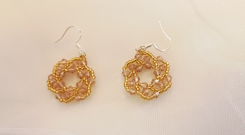 11月27日，在家里就能賺錢的工作，帶回家做的手工，微創(chuàng)業(yè)開手工加工廠，手工之家的純手工，產(chǎn)品是核心，圖為串珠米珠繡純手工產(chǎn)品剪影