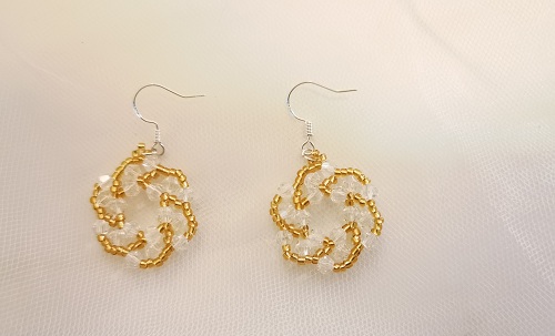 11月27日，在家里就能賺錢的工作，帶回家做的手工，微創(chuàng)業(yè)開手工加工廠，手工之家的純手工，產(chǎn)品是核心，圖為串珠米珠繡純手工產(chǎn)品剪影