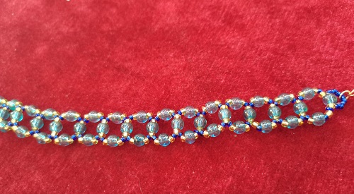 11月28日，手工活外發(fā)加工網(wǎng)，拿回家做的手工創(chuàng)業(yè)項目，小成本創(chuàng)業(yè)做手工傳承官，與手工之家合作，因為這里可信可靠，圖為串珠米珠繡純手工產(chǎn)品剪影