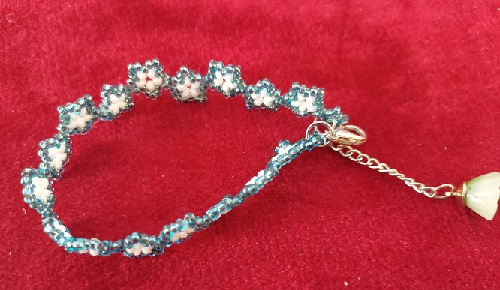 11月30日，手工活外發(fā)一手貨源，在家做手工掙錢，靈活就業(yè)、小成本創(chuàng)業(yè),做手工傳承官，與手工之家合作，大家是共同發(fā)展進(jìn)步的一個(gè)整體，圖為串珠米珠繡純手工產(chǎn)品剪影